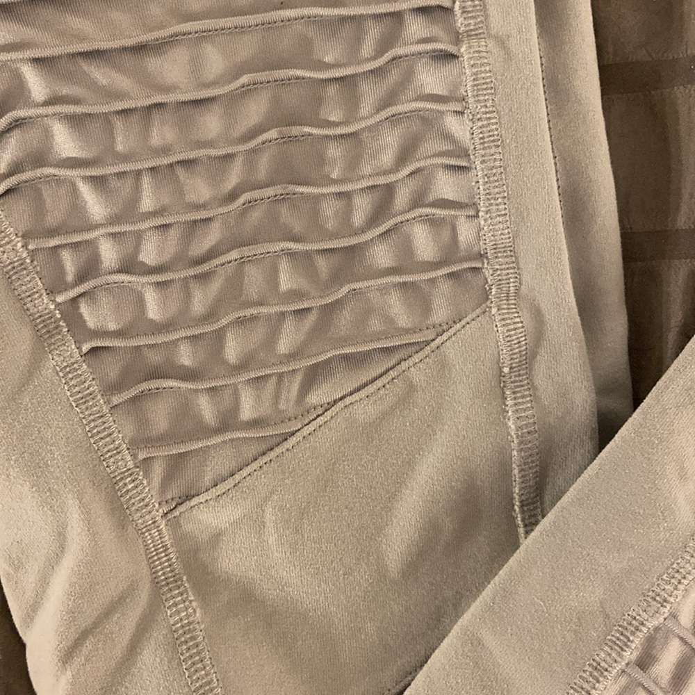 Alo Yoga moto leggings, high waisted in alloy, sz XS - Picture 2 of 6